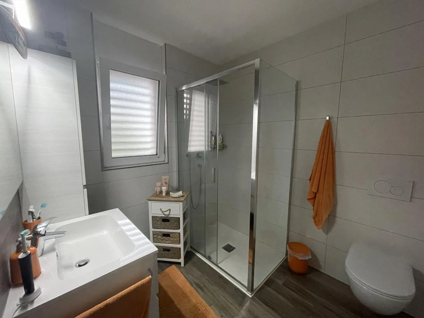 Moderne und neuwertige 3.5-Zimmer-Wohnung mit 2 Parkplätzen - Foto 9 von 11