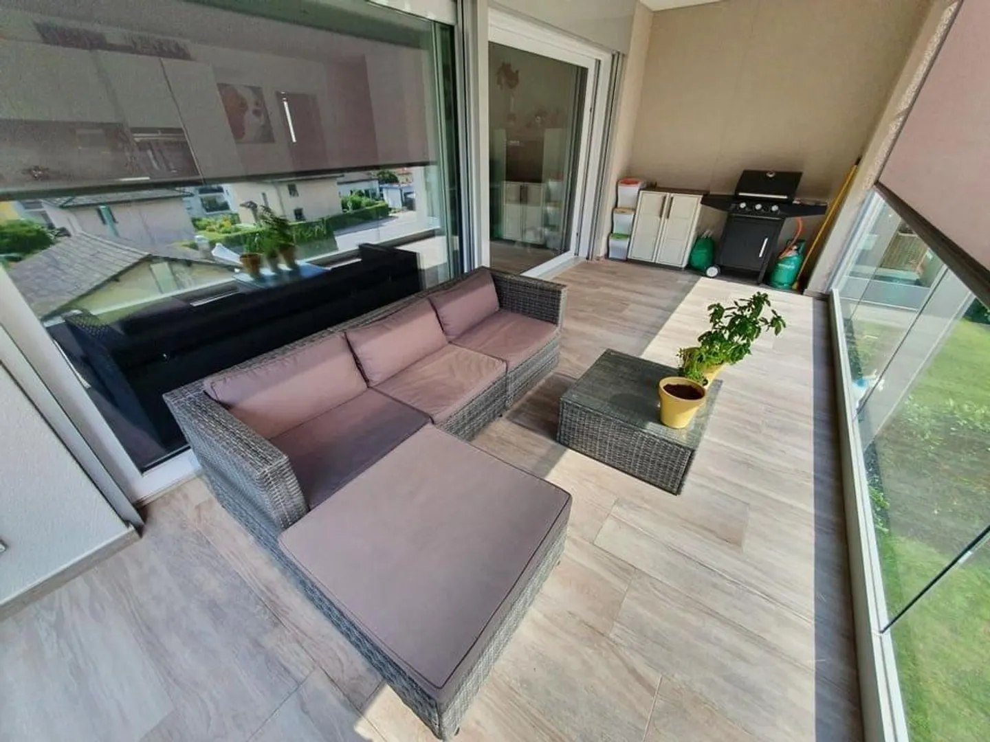 Moderne und neuwertige 3.5-Zimmer-Wohnung mit 2 Parkplätzen - Foto 10 von 11