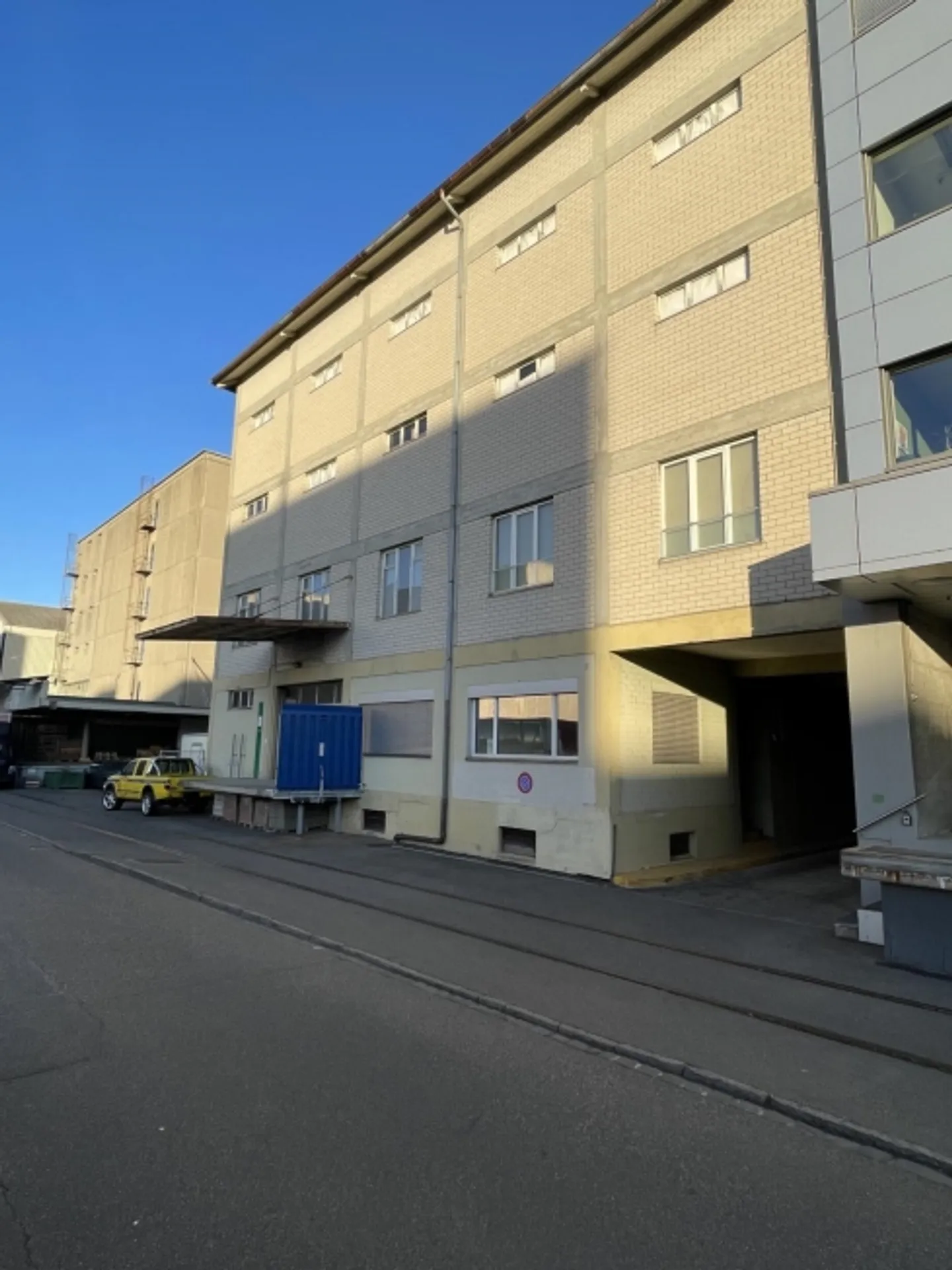 Warehouse space approx. 215m2 in Muttenz (Farnsburgerstrasse 8A) - Photo 1 of 5