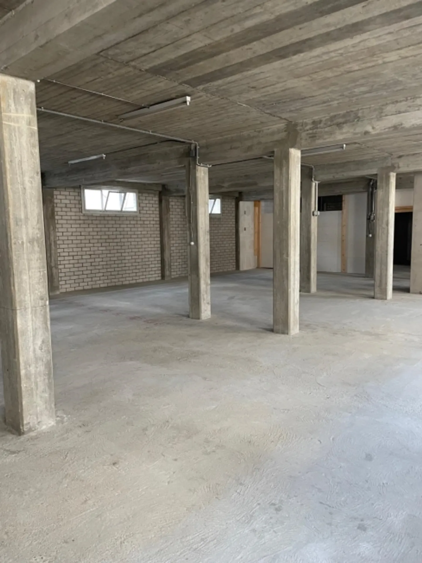 Warehouse space approx. 215m2 in Muttenz (Farnsburgerstrasse 8A) - Photo 2 of 5