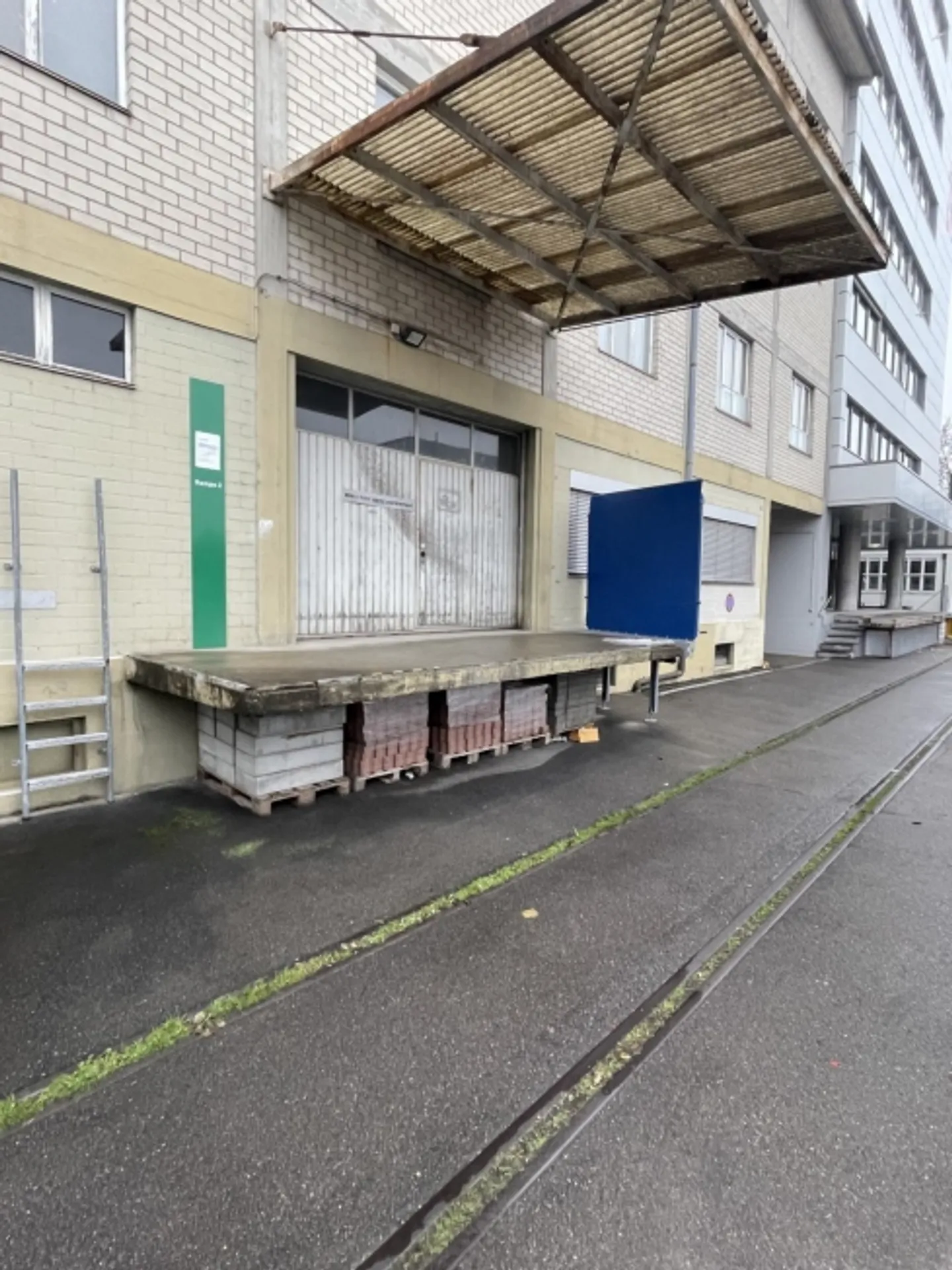 Warehouse space approx. 215m2 in Muttenz (Farnsburgerstrasse 8A) - Photo 3 of 5