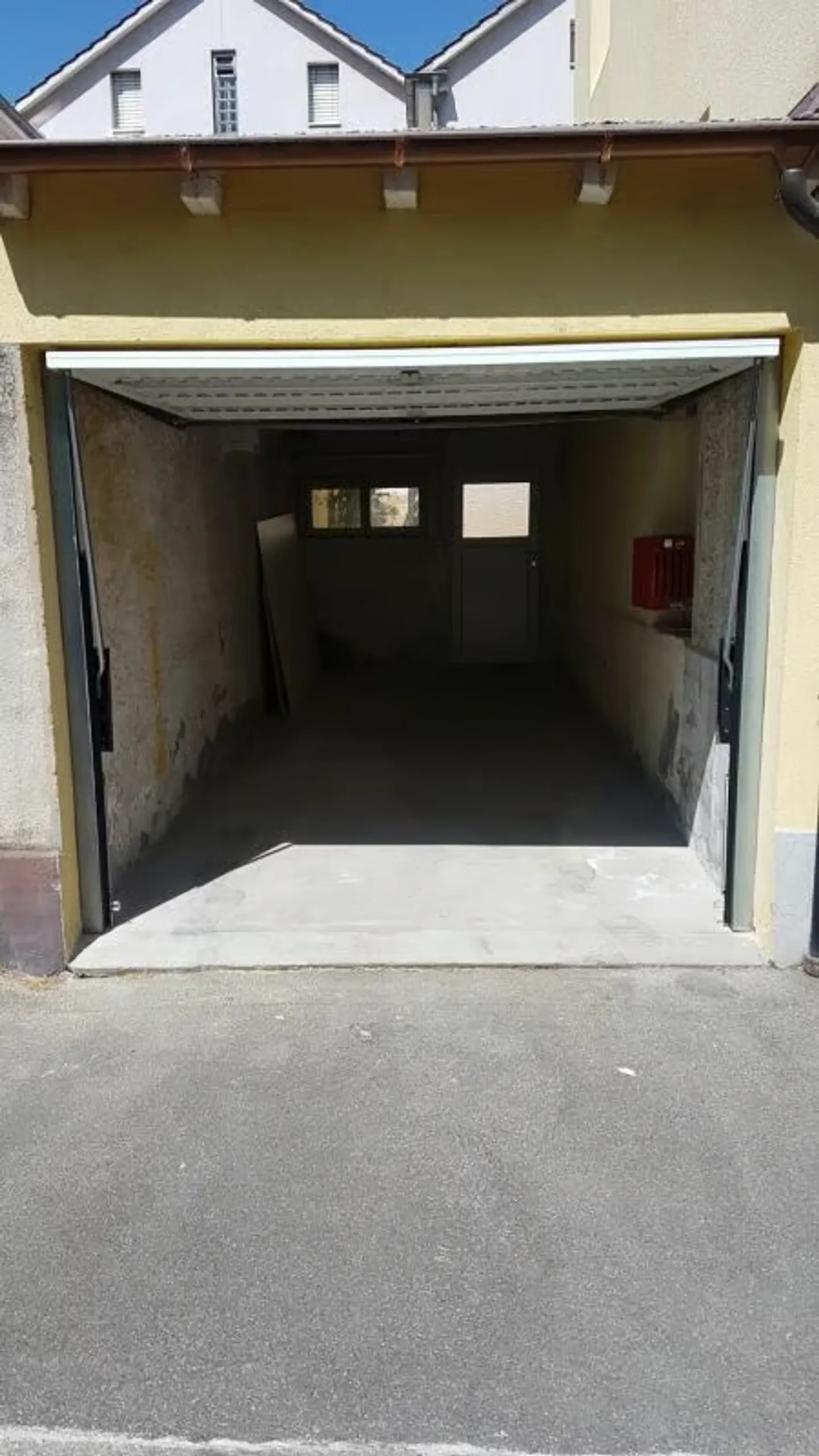 Box de garage dans un emplacement central à Binningen - Photo 2 sur 3