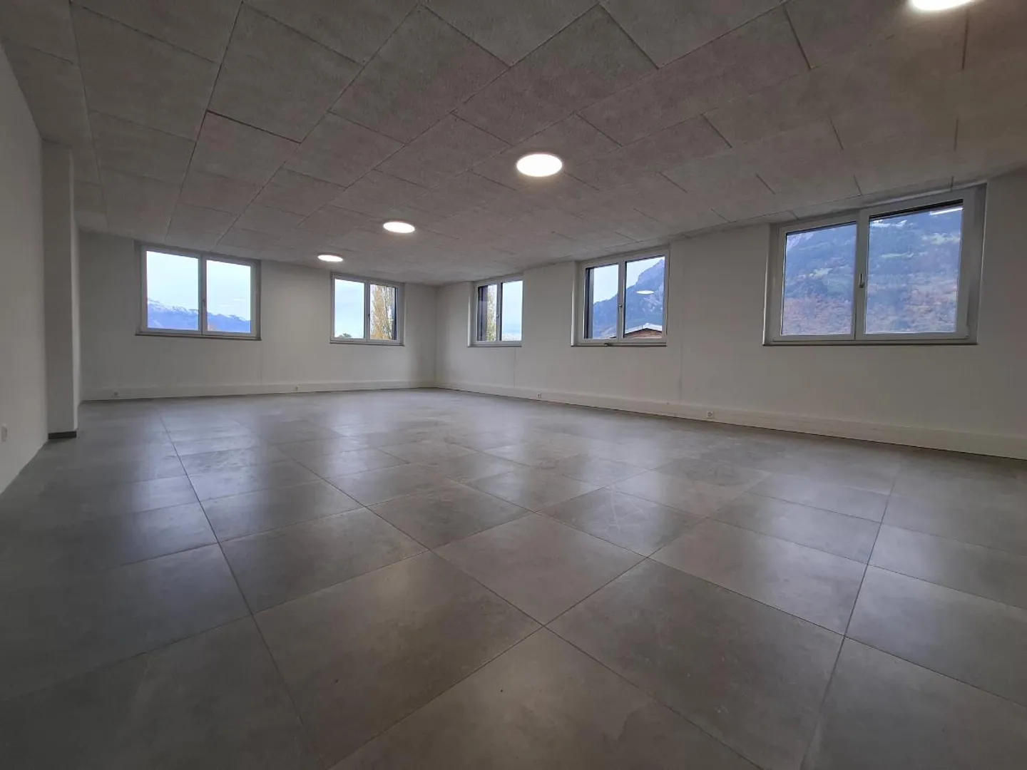 NEW OFFICE / NAIL STUDIO / PRACTICE / COMMERCIAL - Photo 1 of 6