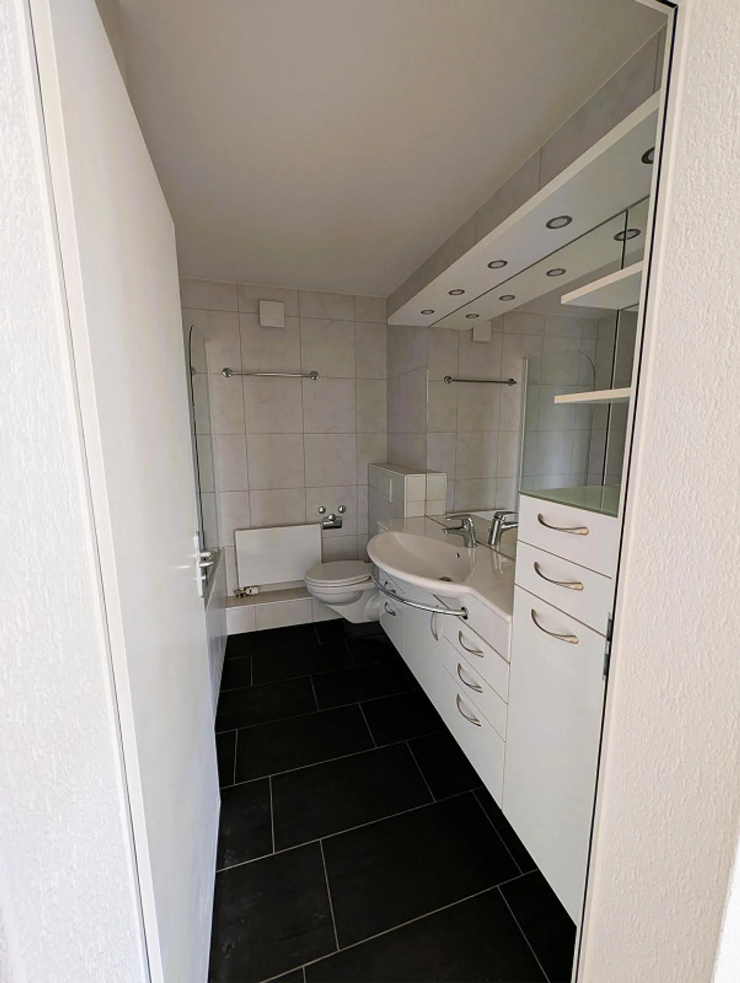 Appartement rénové de 3,5 pièces dans un beau quartier résidentiel - Photo 2 sur 17