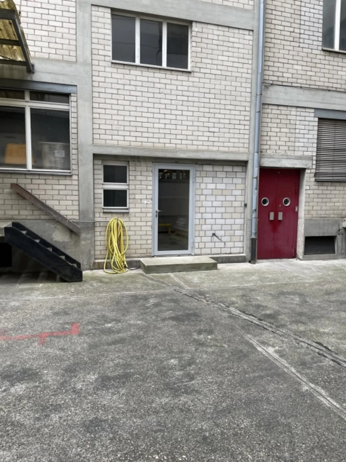 Warehouse space approx. 215m2 in Muttenz (Farnsburgerstrasse 8A) - Photo 5 of 5