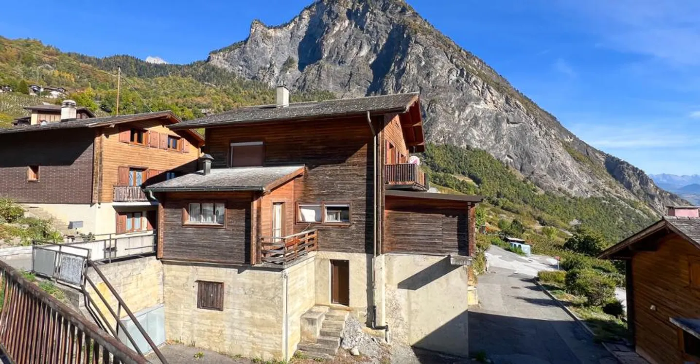 Character chalet overlooking the valley - Photo 1 of 11