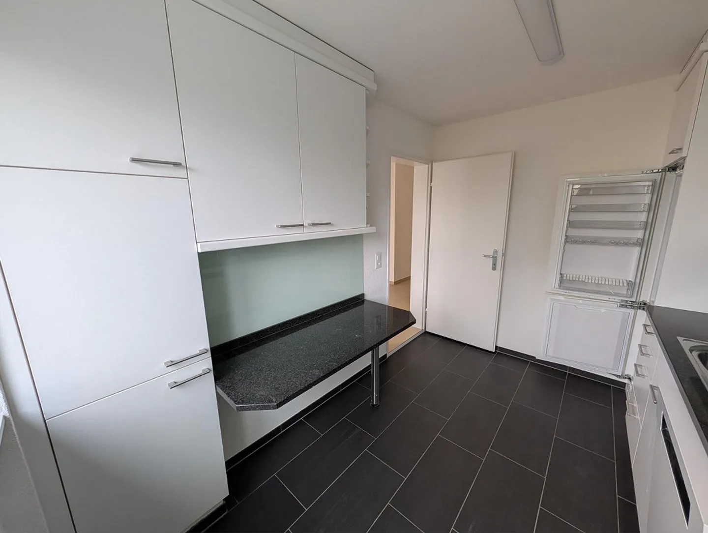 Appartement rénové de 3,5 pièces dans un beau quartier résidentiel - Photo 4 sur 17