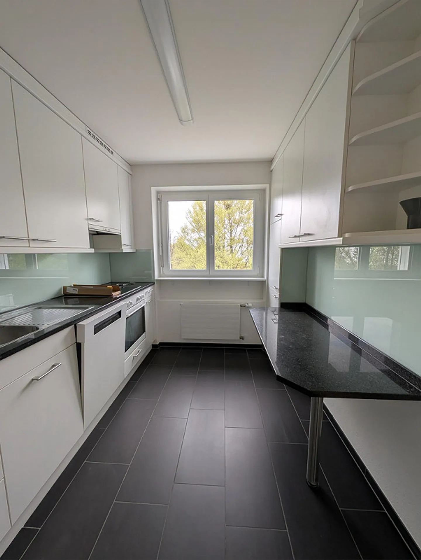 Appartement rénové de 3,5 pièces dans un beau quartier résidentiel - Photo 5 sur 17