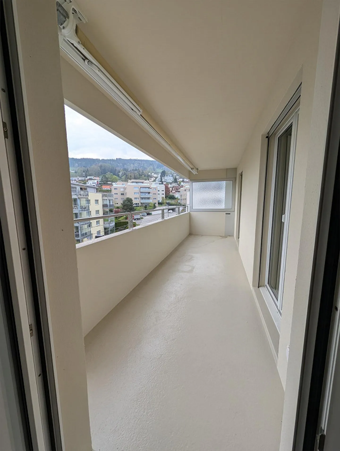 Appartement rénové de 3,5 pièces dans un beau quartier résidentiel - Photo 7 sur 17