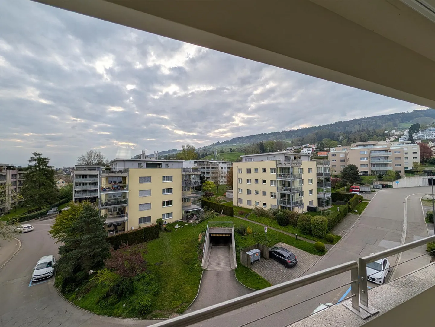Appartement rénové de 3,5 pièces dans un beau quartier résidentiel - Photo 8 sur 17