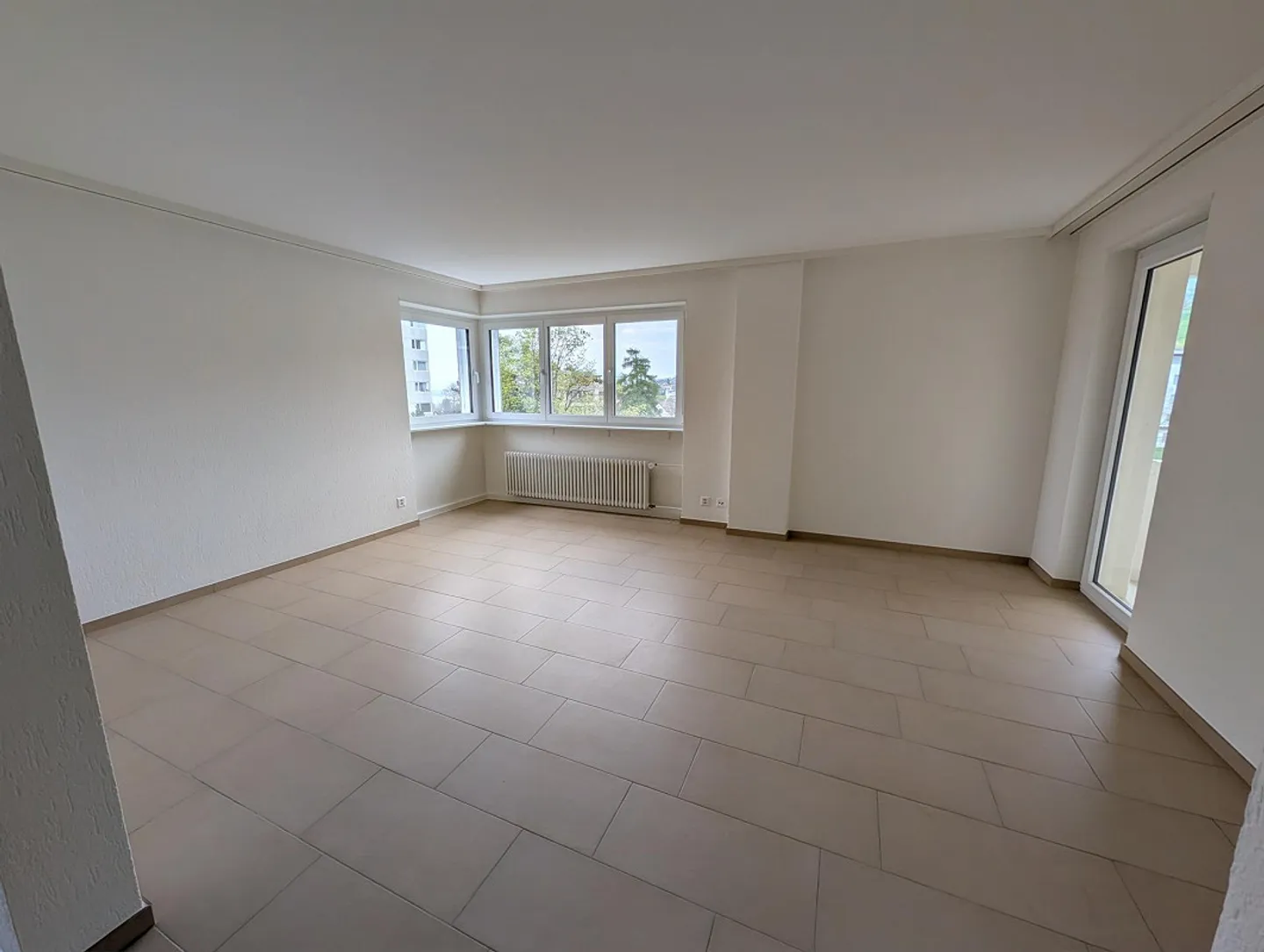 Appartement rénové de 3,5 pièces dans un beau quartier résidentiel - Photo 12 sur 17