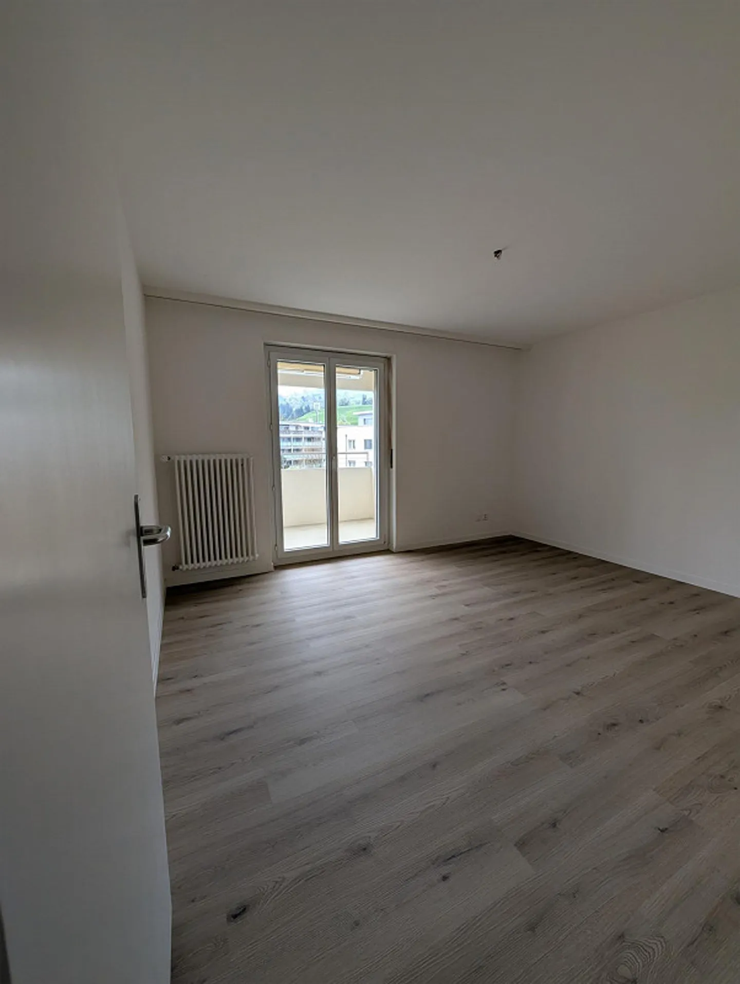 Appartement rénové de 3,5 pièces dans un beau quartier résidentiel - Photo 14 sur 17