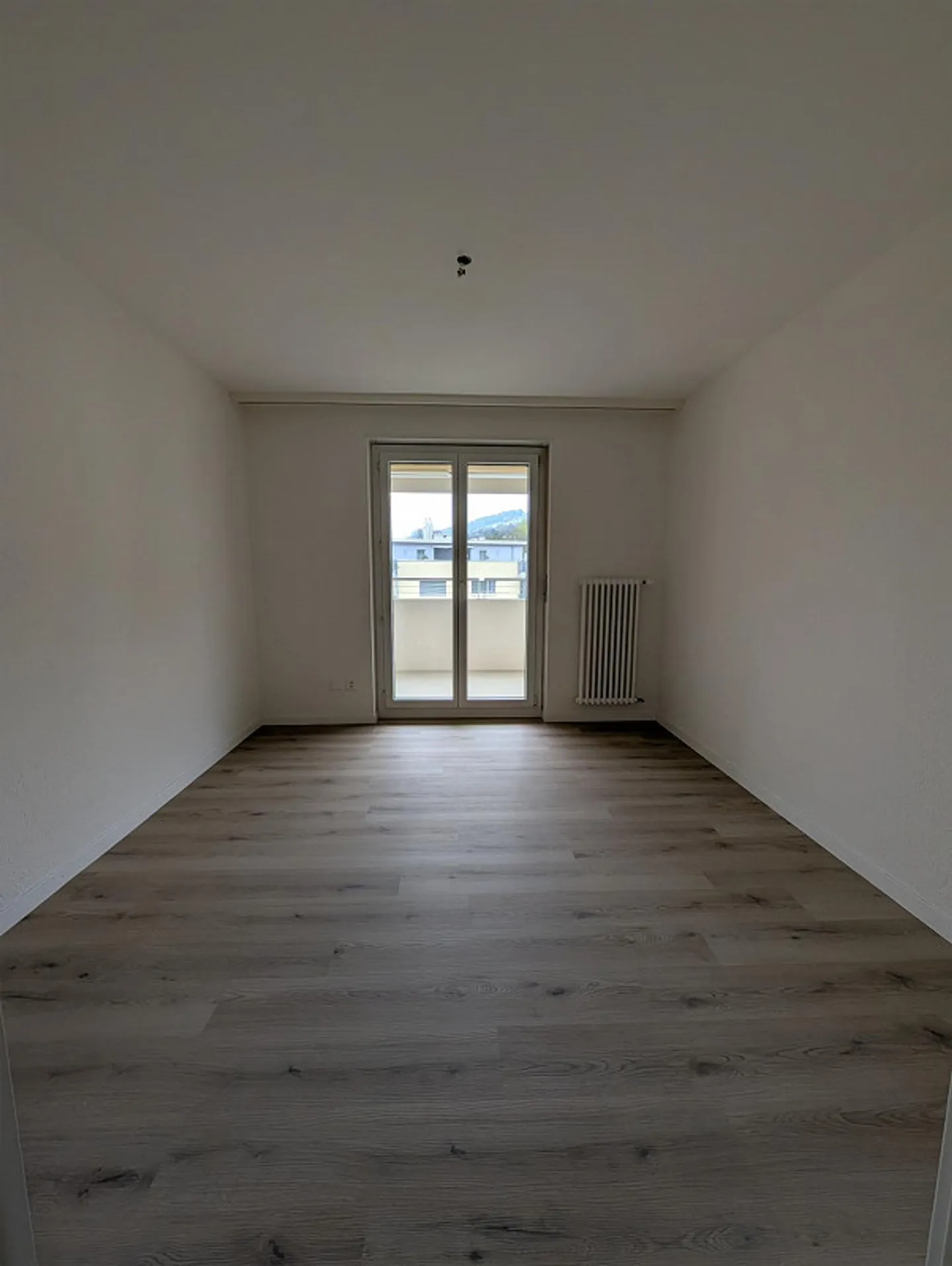 Appartement rénové de 3,5 pièces dans un beau quartier résidentiel - Photo 16 sur 17