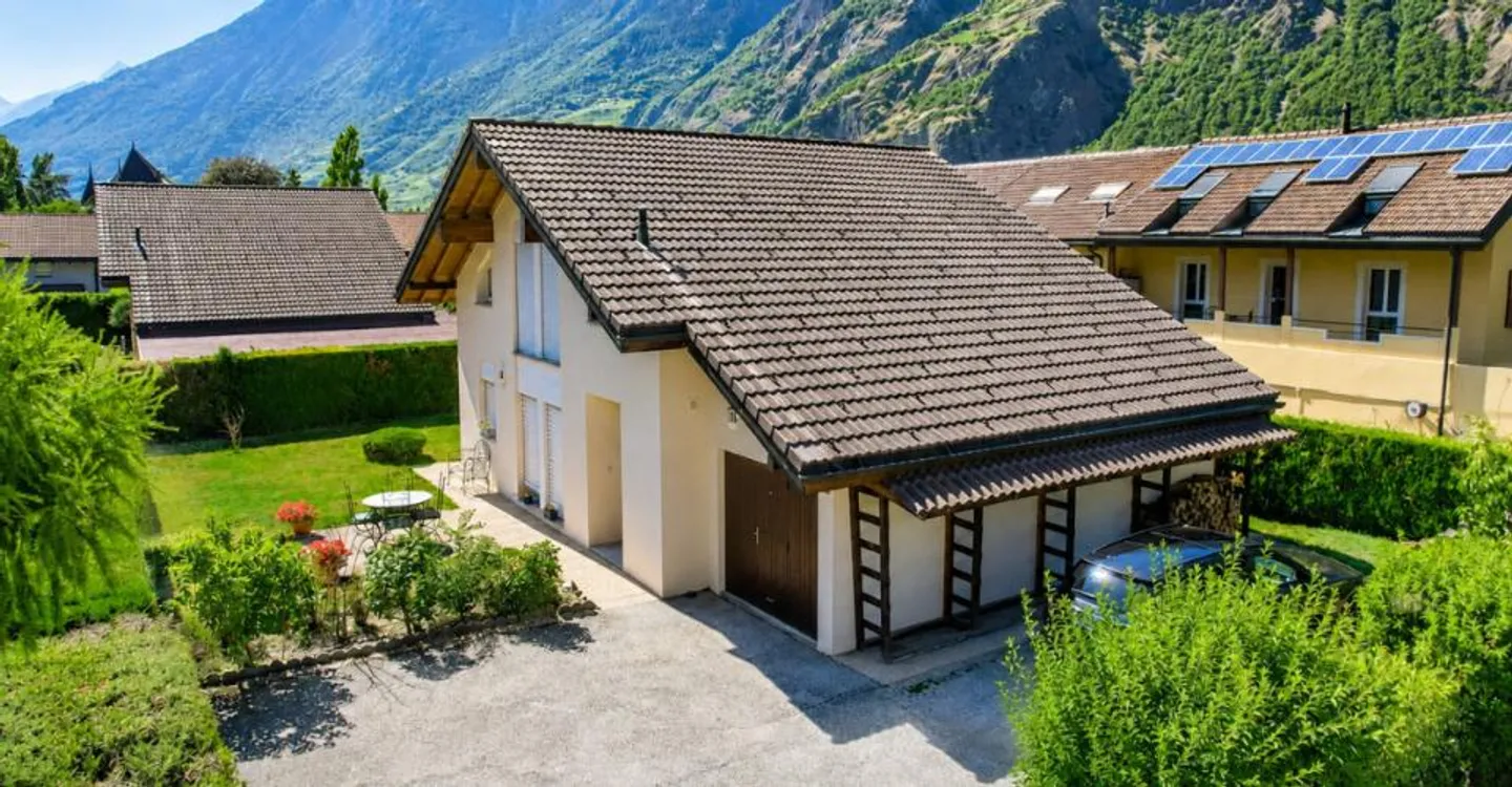5.5-ROOM INDIVIDUAL VILLA WITH GARDEN AND VERANDA IN SAXON - Photo 1 of 11