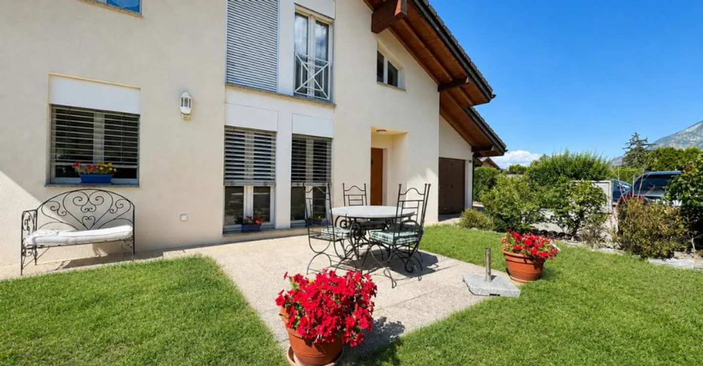 5.5-ROOM INDIVIDUAL VILLA WITH GARDEN AND VERANDA IN SAXON - Photo 3 of 11