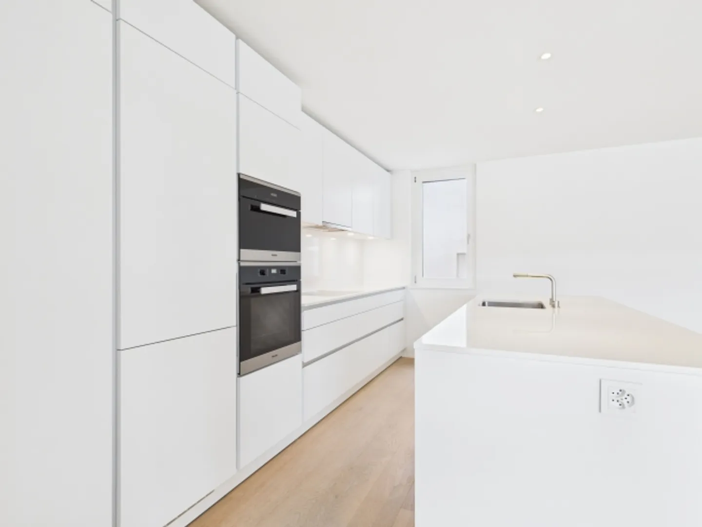 Modern home with elevator, plenty of light and wonderful mountain views - Photo 2 of 12