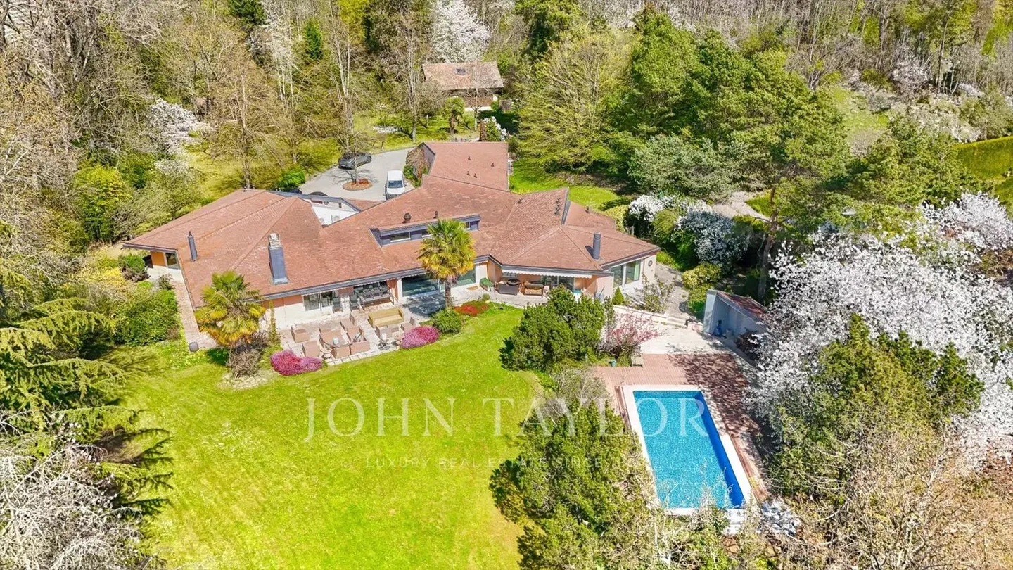 Moderne Villa mit Pool, diskret versteckt - Foto 1 von 13