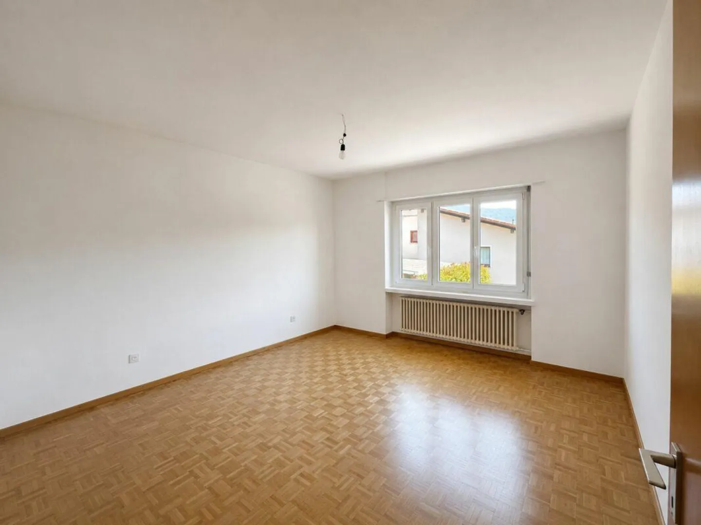 À louer à Novazzano appartement de 3,5 pièces dans une maison bifamiliale avec grande terrasse et accès direct au jardin - Photo 3 sur 11