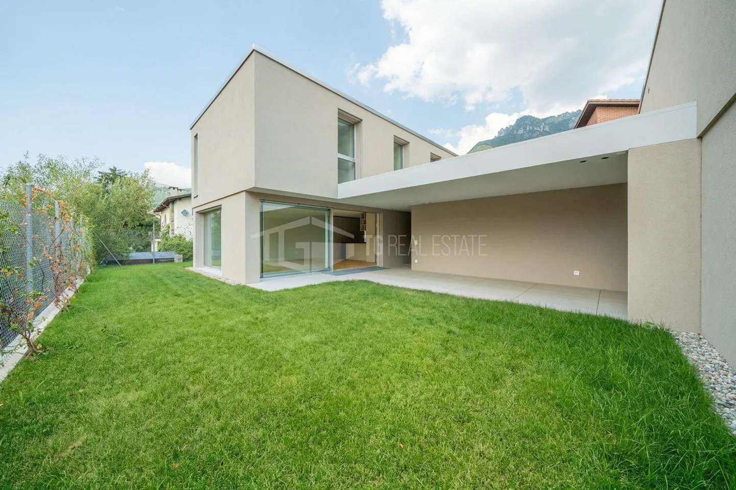 MODERNA CASA DI 5.5 LOCALI CON GIARDINO - Photo 1 sur 17