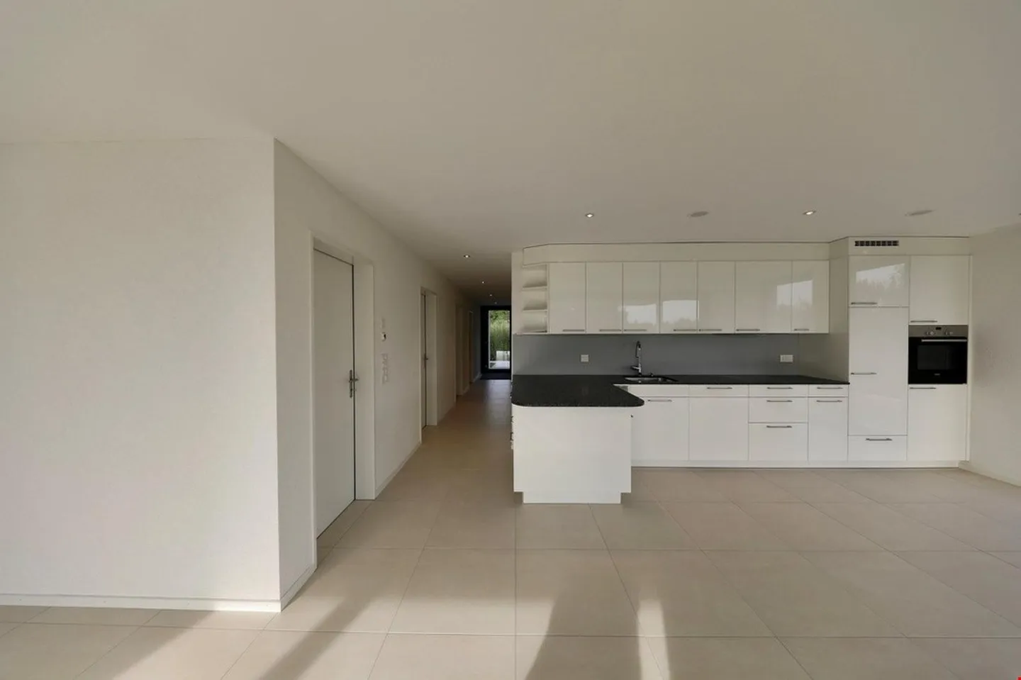 Bright and spacious apartment in ownership standard - Photo 6 of 9