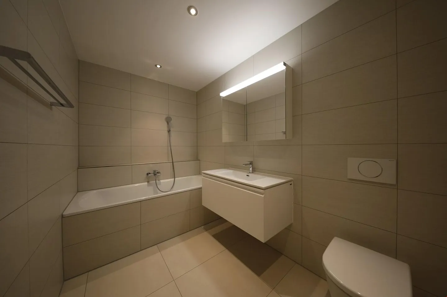 Bright and spacious apartment in ownership standard - Photo 8 of 9