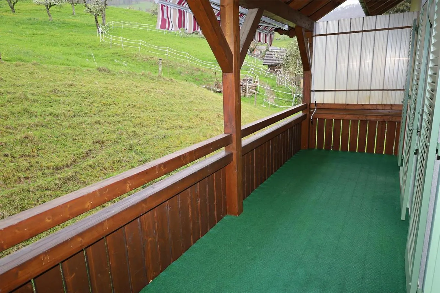 Spacious 5.5-room maisonette apartment in a quiet location with a large balcony - Photo 4 of 18