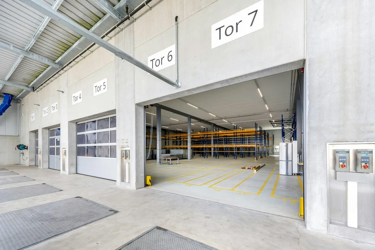 6 m hohe, moderne Lagerflächen ab 500 m2 in Minergie Neubau. An Aut... - Foto 4 von 11