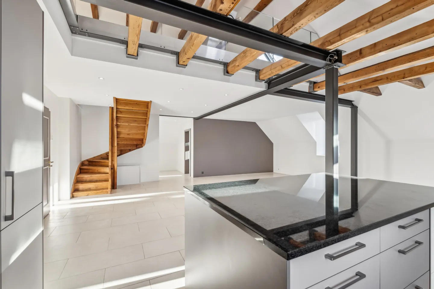 Spazioso e luminoso duplex in una residenza Art Déco - Foto 3 di 14