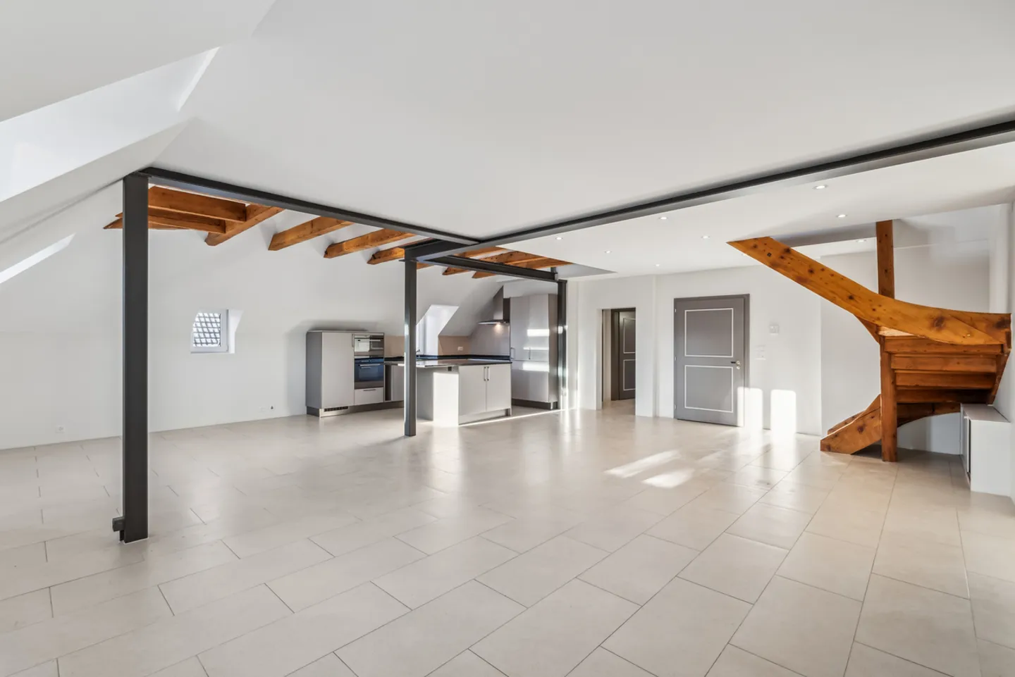 Spazioso e luminoso duplex in una residenza Art Déco - Foto 2 di 14