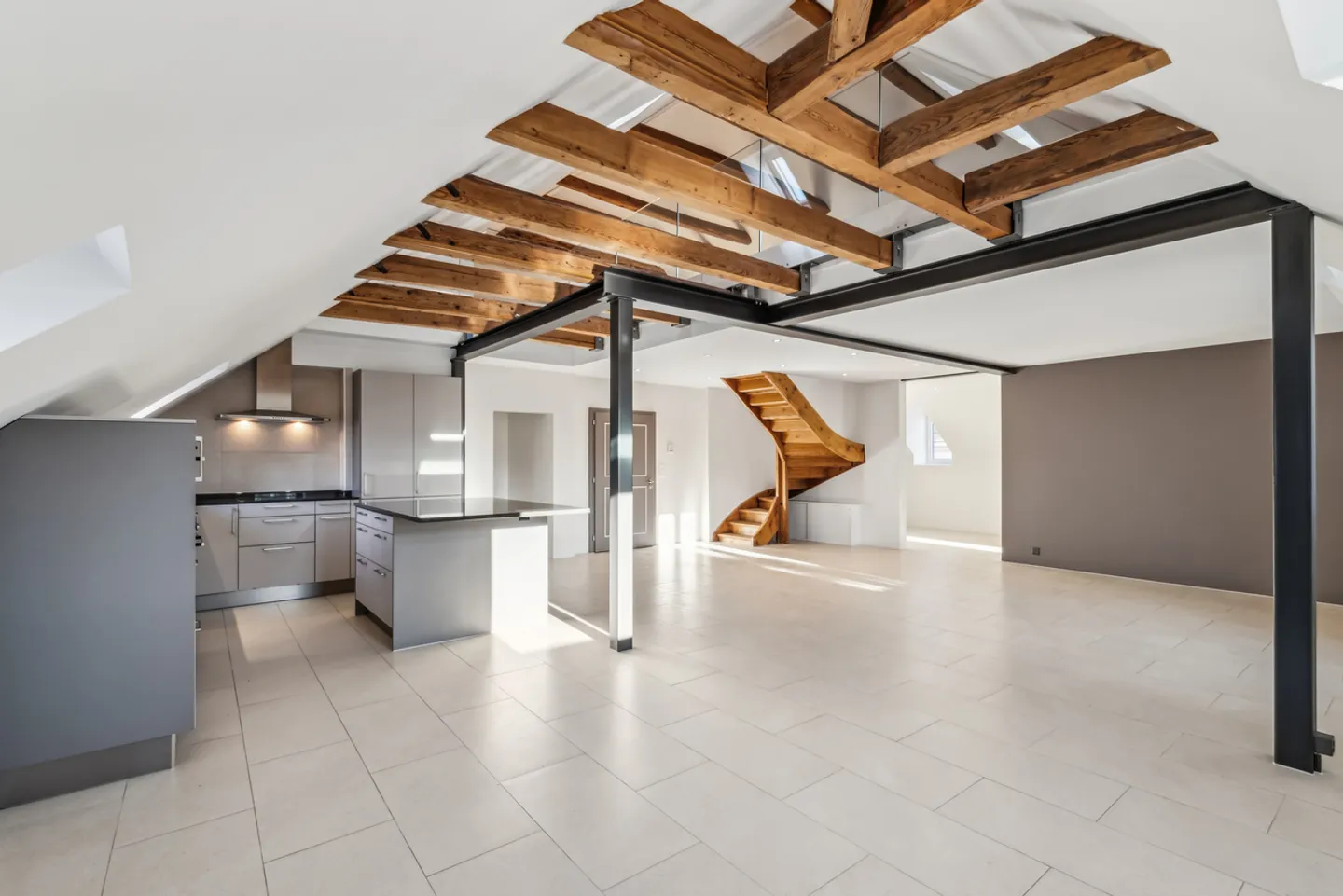 Spazioso e luminoso duplex in una residenza Art Déco - Foto 1 di 14