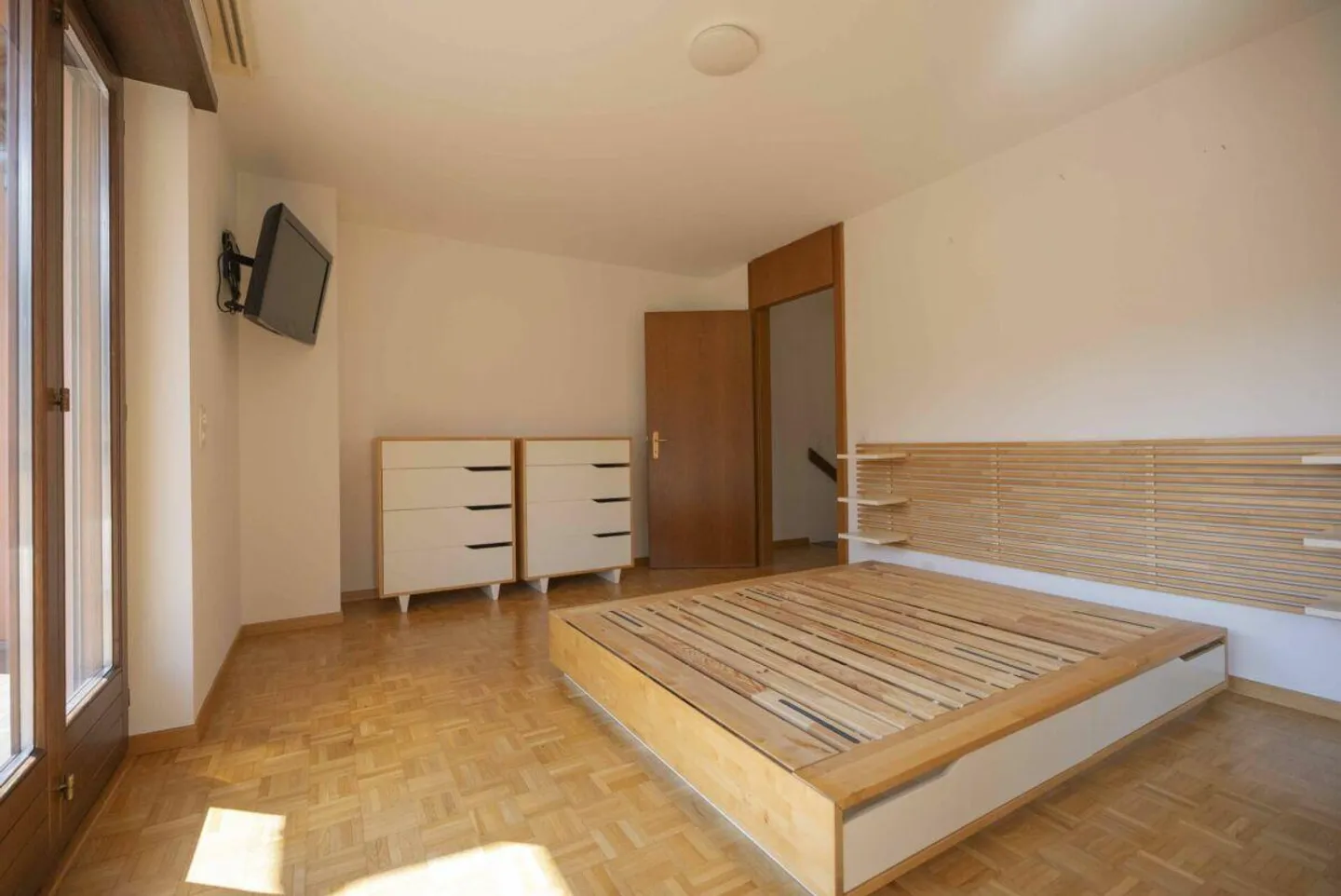 Gorduno: we sell beautiful income residence with three large apartments - Photo 10 of 20