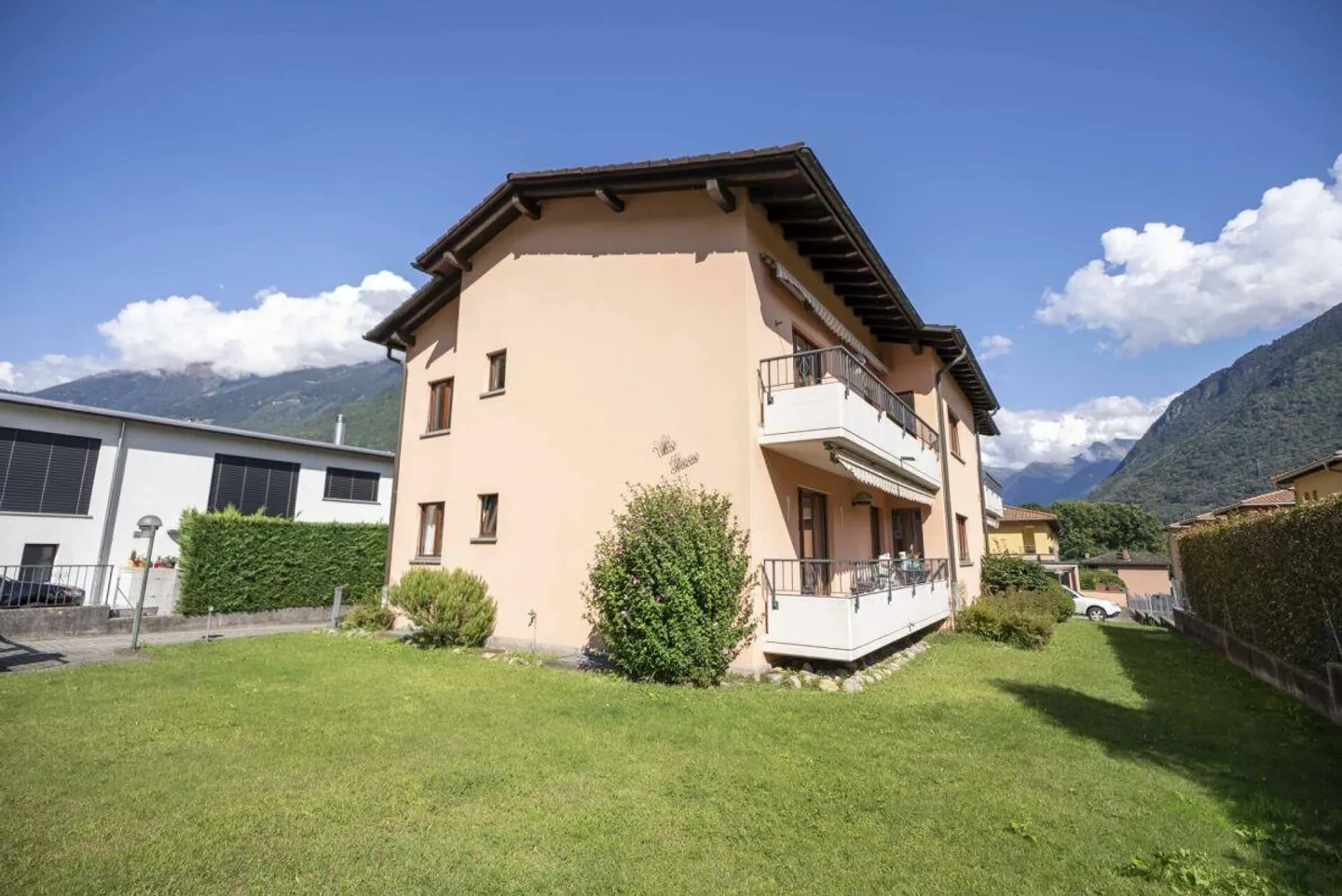 Gorduno: we sell beautiful income residence with three large apartments - Photo 1 of 20