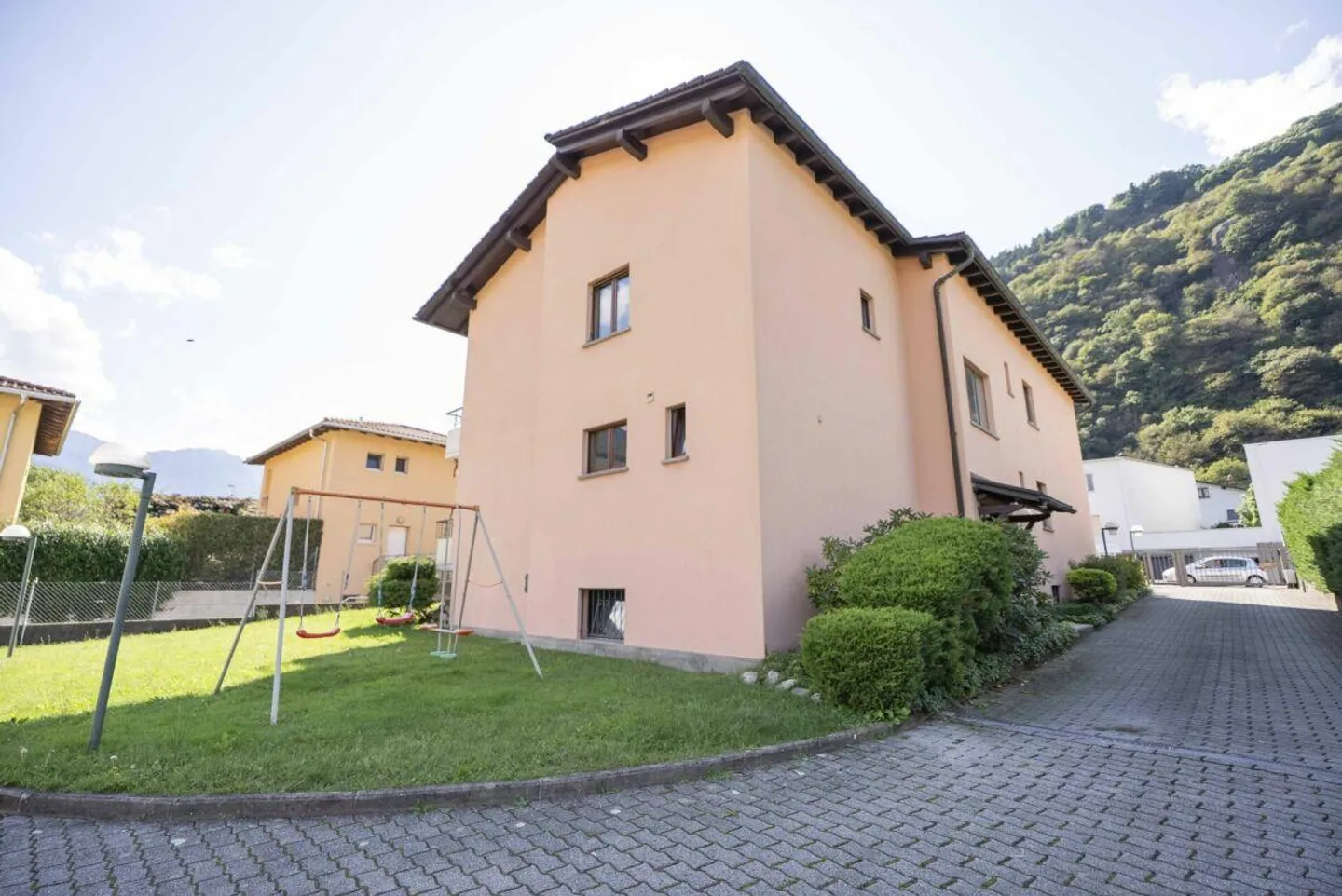 Gorduno: we sell beautiful income residence with three large apartments - Photo 2 of 20