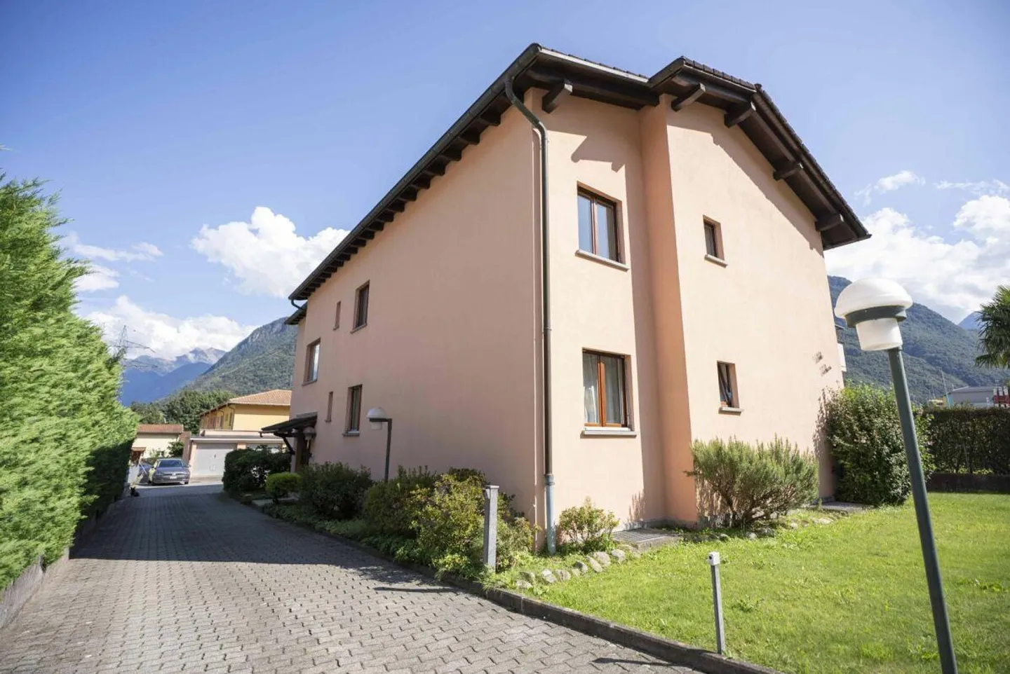 Gorduno: we sell beautiful income residence with three large apartments - Photo 3 of 20