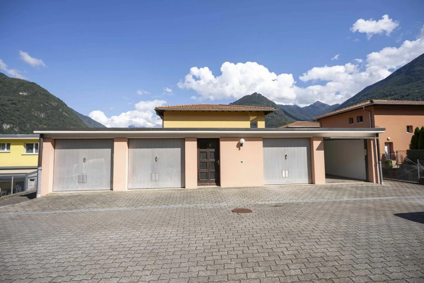 Gorduno: we sell beautiful income residence with three large apartments - Photo 4 of 20