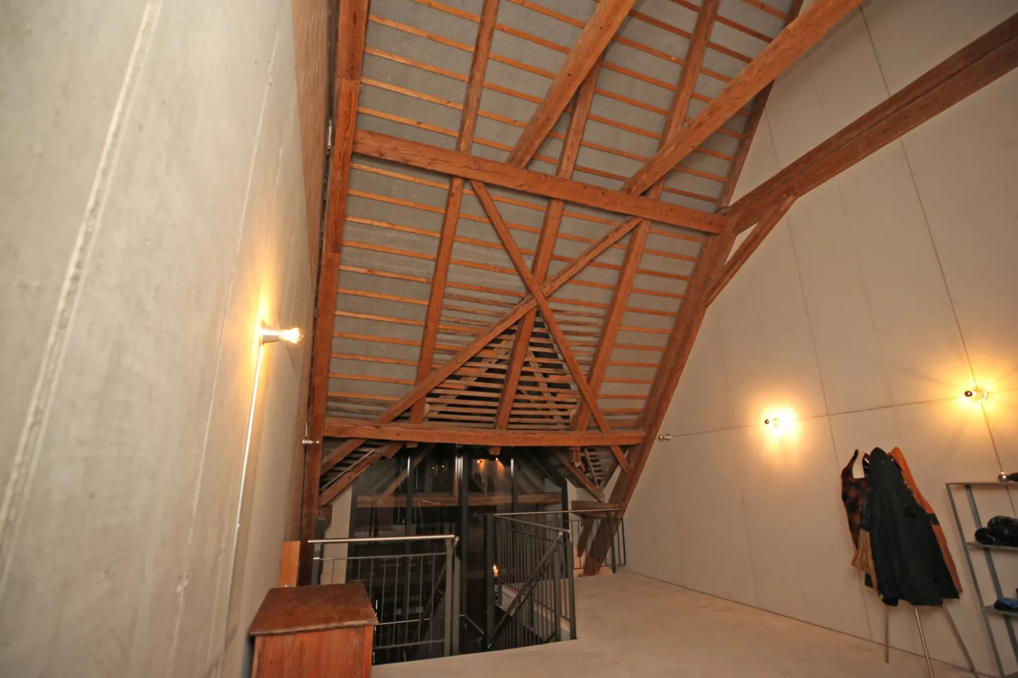 Appartamento mansardato elegante di 2,5 stanze in una fattoria ristrutturata - Foto 2 di 10