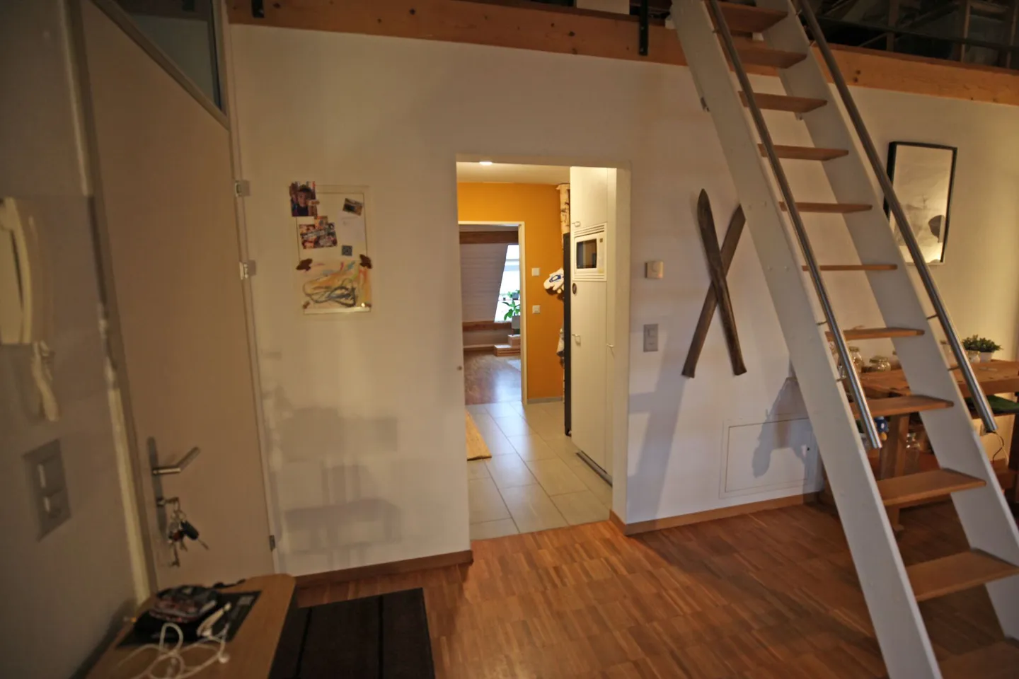 Appartamento mansardato elegante di 2,5 stanze in una fattoria ristrutturata - Foto 3 di 10