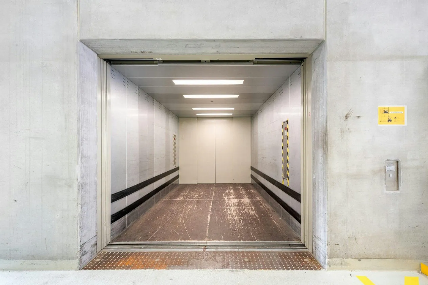 6 m hohe, moderne Lagerflächen ab 500 m2 in Minergie Neubau. An Aut... - Foto 7 von 11