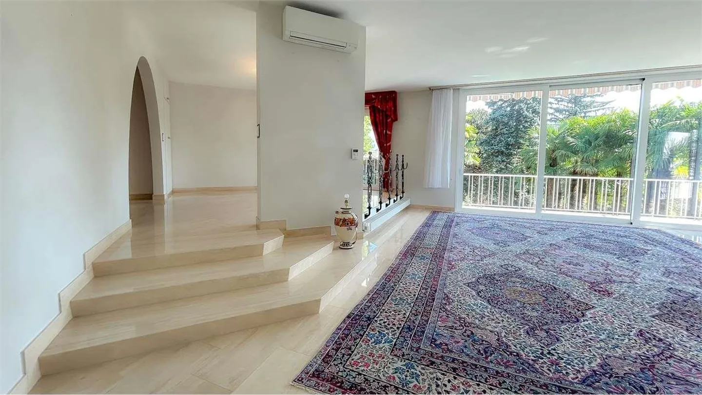 VILLA INDÉPENDANTE AVEC PISCINE ET DÉPENDANCE - Photo 3 sur 13