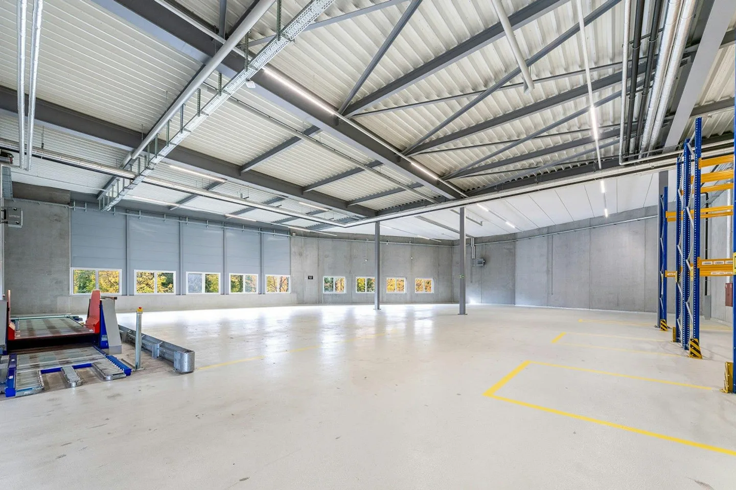 6 m hohe, moderne Lagerflächen ab 500 m2 in Minergie Neubau. An Aut... - Foto 10 von 11