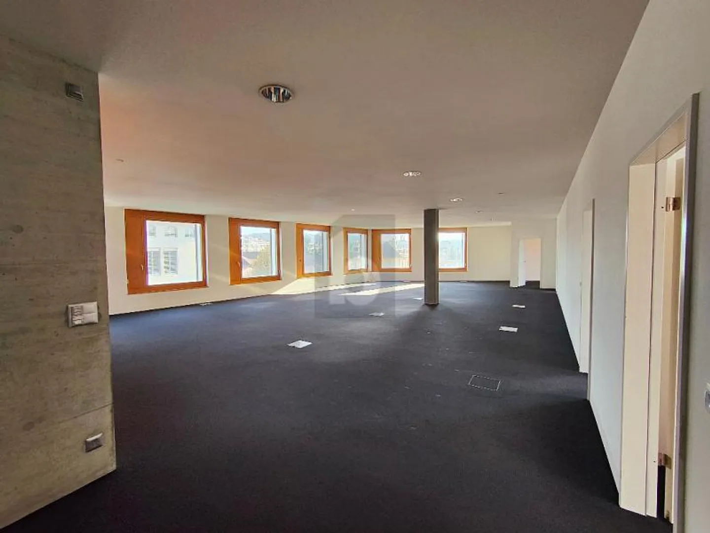 CENTRAL COMMERCIAL SPACE WITH EXTRA OPTIONS - Photo 2 of 6