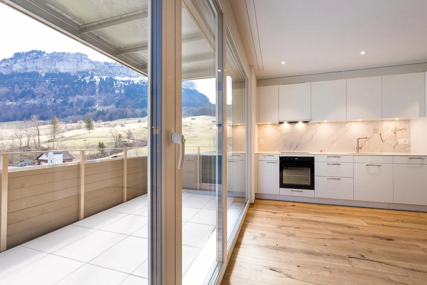 Cozy 2.5 Room Apartment - Photo 2 of 12