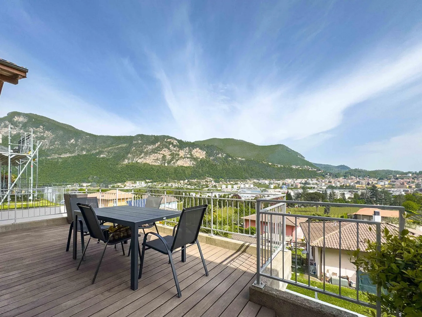 Bella casa con vista aperta su Rancate - Foto 3 di 10
