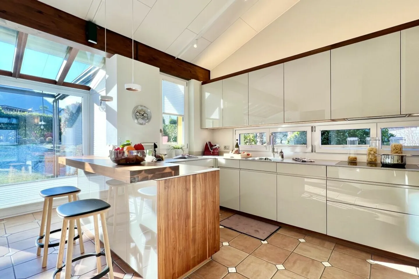 Villa in posizione soleggiata tutto l'anno con casa per gli ospiti separata e bellissimo terreno - in ottime condizioni! - Foto 8 di 56