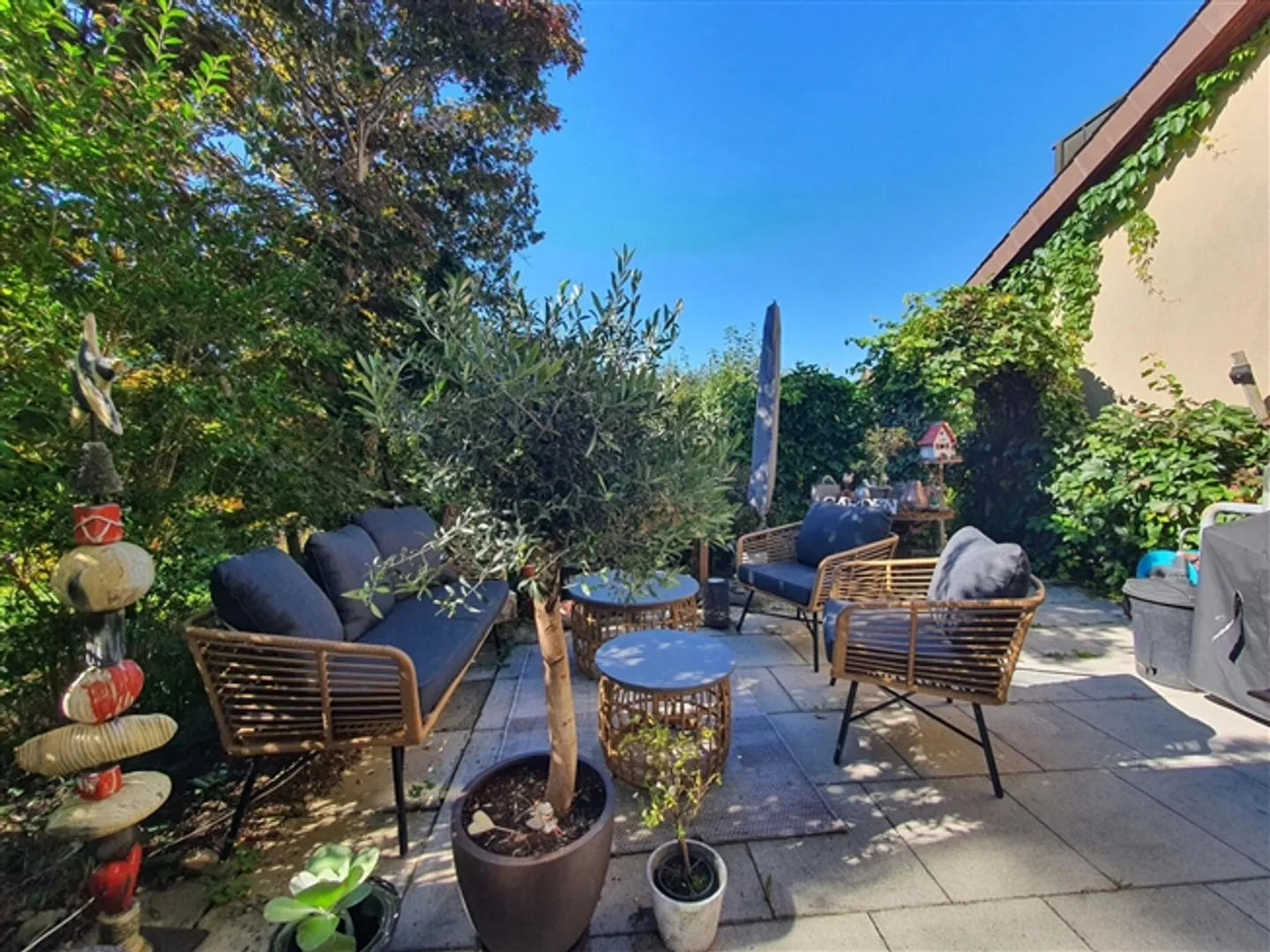 Miracle d'espace avec vue dégagée dans un emplacement en pente prisé - Photo 2 sur 11