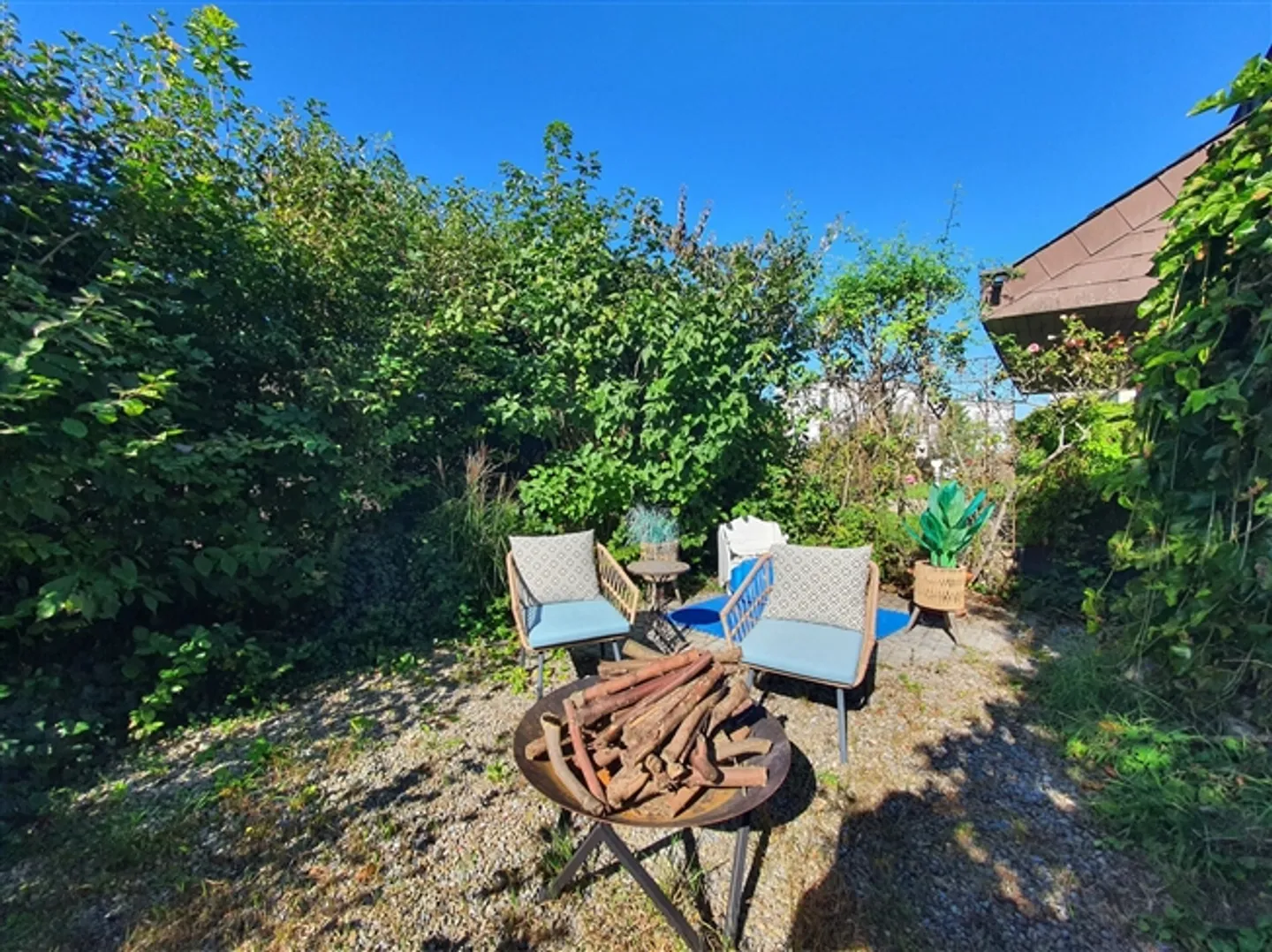 Miracle d'espace avec vue dégagée dans un emplacement en pente prisé - Photo 3 sur 11