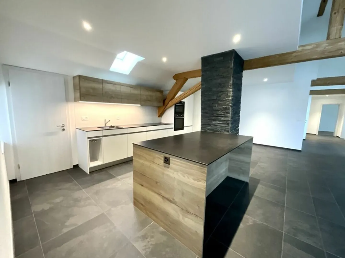 Stunning 4.5-room apartment in the center of Tramelan - Photo 2 of 9