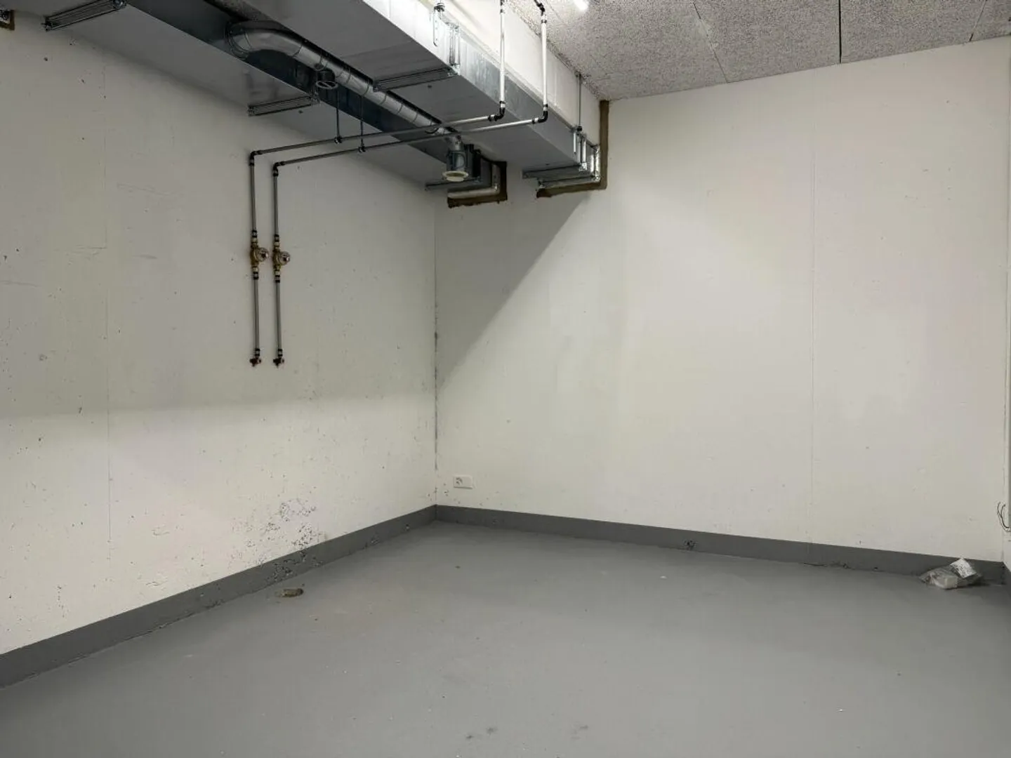 Grand espace de loisirs (29,6 m2) avec raccordement d'eau - Photo 4 sur 12