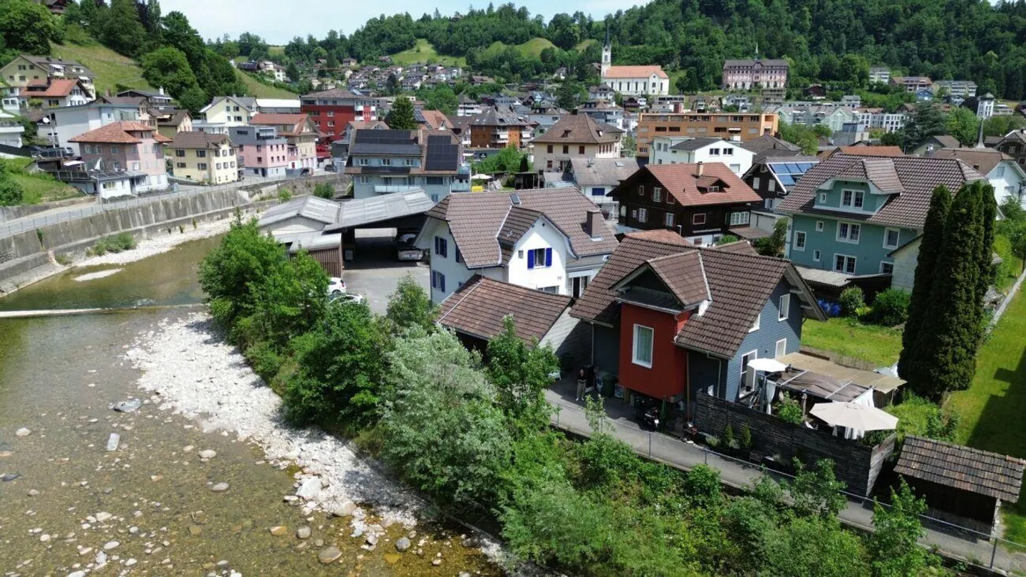 Maison individuelle confortable à un prix raisonnable avec une grande terrasse directement au bord de la rivière et pourtant très centrale ! - Photo 13 sur 13
