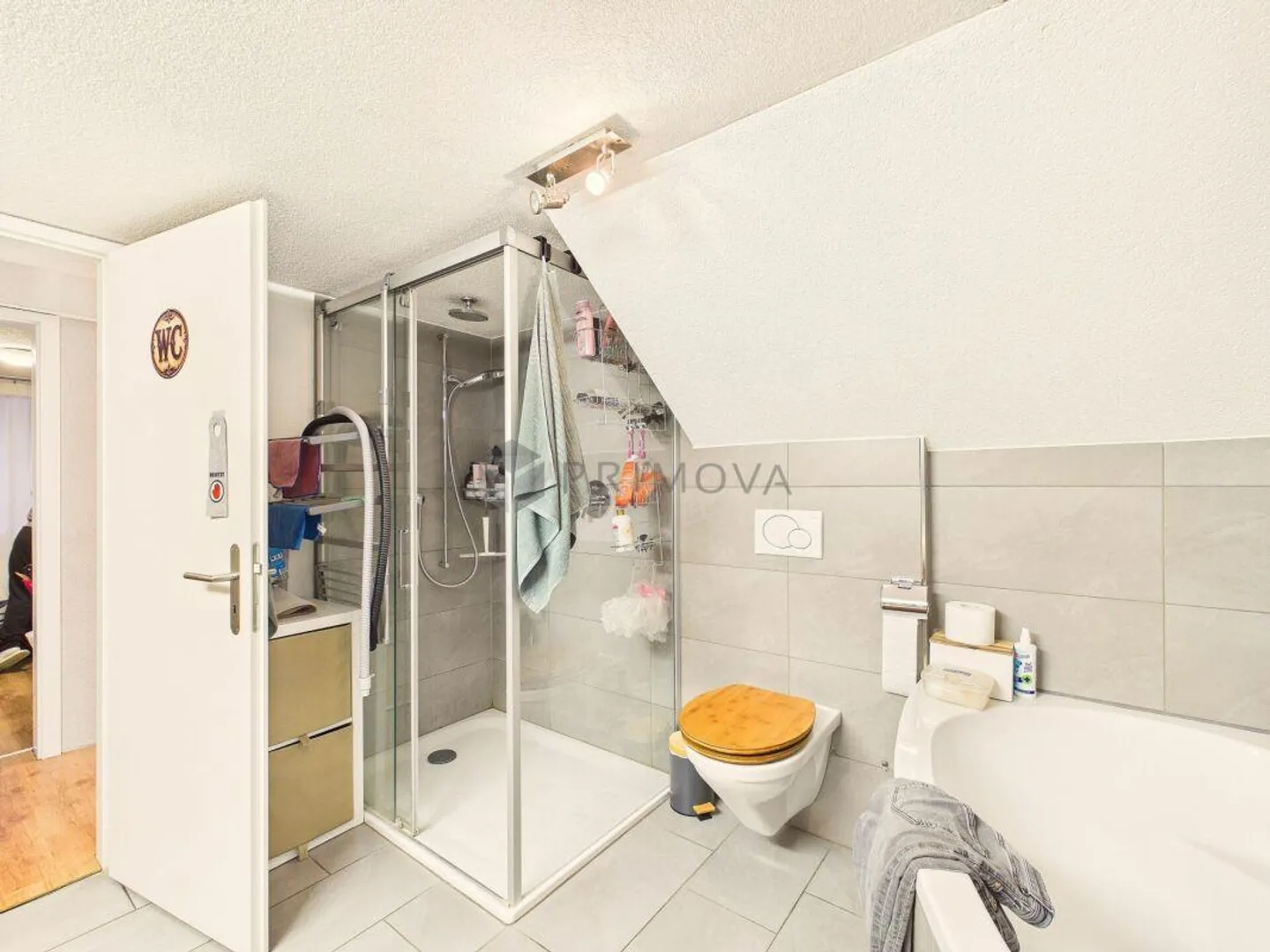 Maison individuelle confortable à un prix raisonnable avec une grande terrasse directement au bord de la rivière et pourtant très centrale ! - Photo 9 sur 13